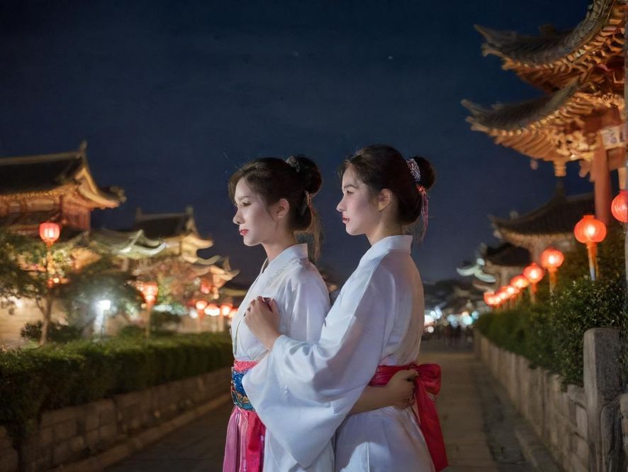 深圳夜色下的休闲会所入口