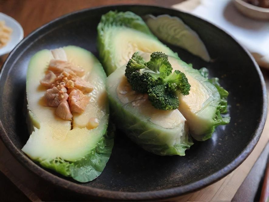 几位朋友在上海一家装修别致的私房菜馆里，一边品尝美食一边轻松愉快地交流，周围环境充满情调。
