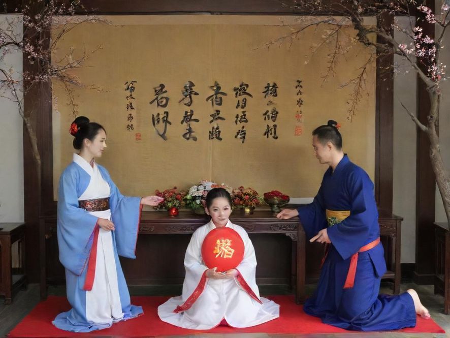 广州桑拿会所豪华休息区,提供宽敞明亮的现代简约设计,配备舒适沙发和柔和灯光,营造极致放松氛围