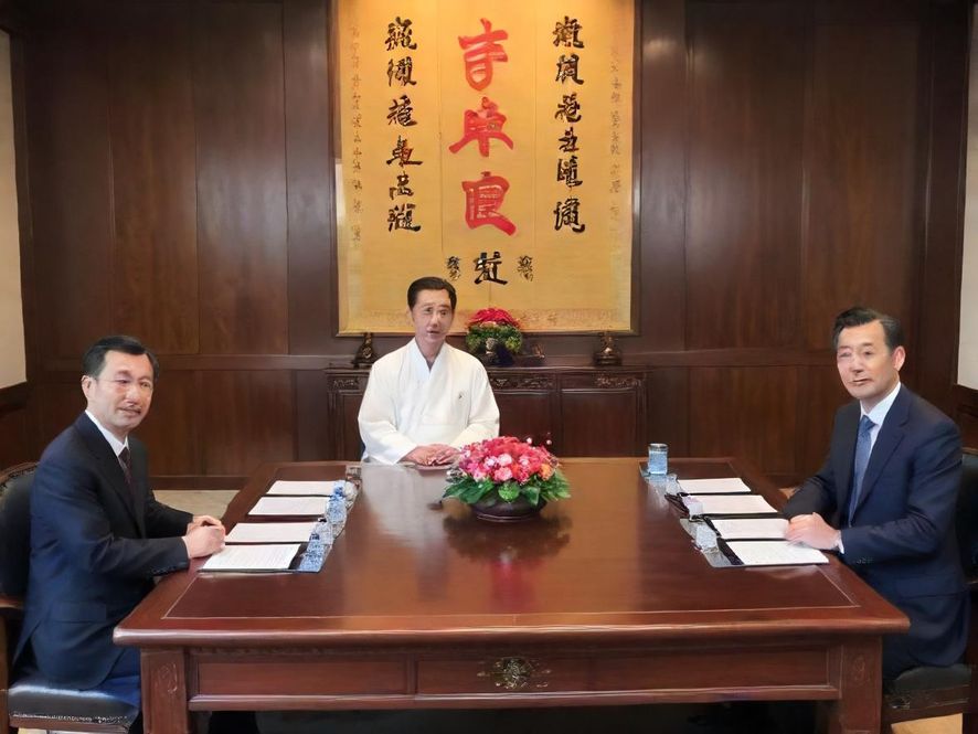 惠州一家现代风格的休闲会所,宽敞舒适的休息区,几位顾客正惬意地享受着足浴和按摩服务。